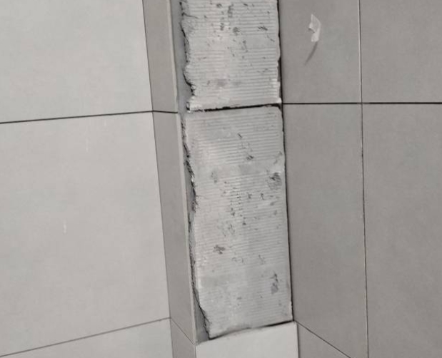 顺德瓷砖空鼓维修公司分享下瓷砖施工前基层浇水润湿程度不足，可能导致以下问题