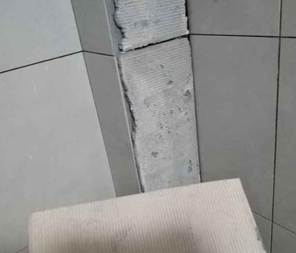 顺德瓷砖空鼓维修公司分享下厨房瓷砖脱落的补救措施。